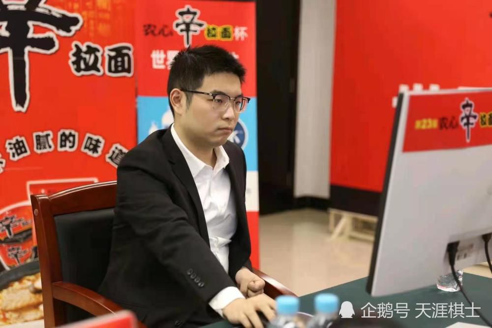 今日太阳官方宣布，杜兰特因为右腿筋伤势将缺席本场比赛，无缘与二弟三弟的对决。